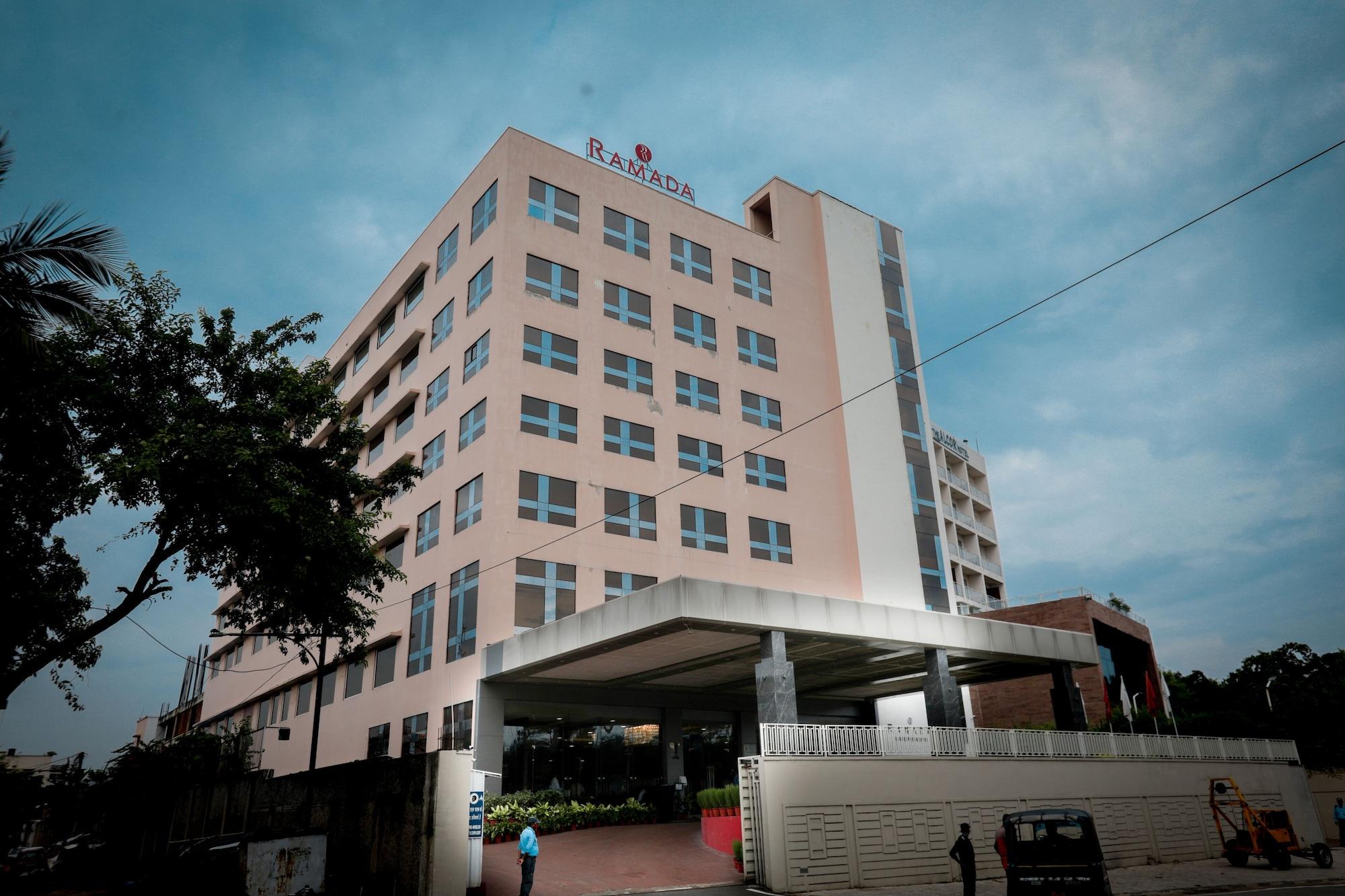 Отель Ramada Jamshedpur Bistupur Экстерьер фото
